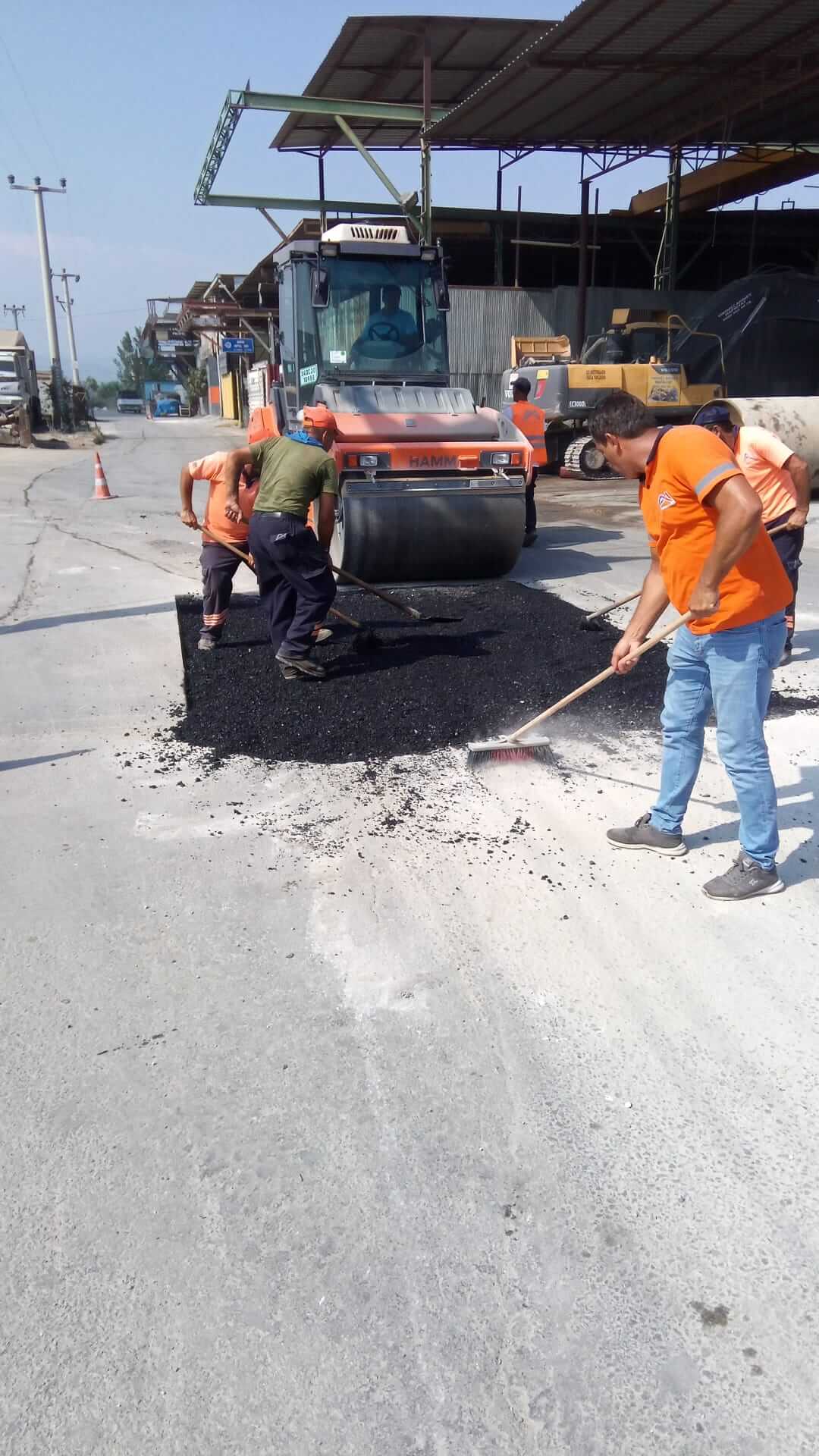 Bozuk yolların yama çalışması